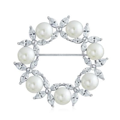 China Broche de hojas doradas círculo de perlas blancas 925 de plata broches de lujo para mujeres en venta