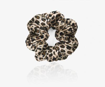 China 2021 Fashionable OEM ODM Custom Leopard Printed Scrunchy Hair Band 100% Silk Hair Scrunchies for sale