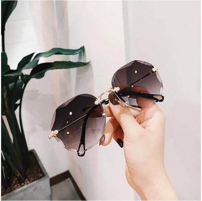 China 2020 Lady Brand Design Female Trendy Rimless Sunglasses Shades Sun Glasses UV400 Fashion Sun Glasses Oversized Women Sunglasses for sale