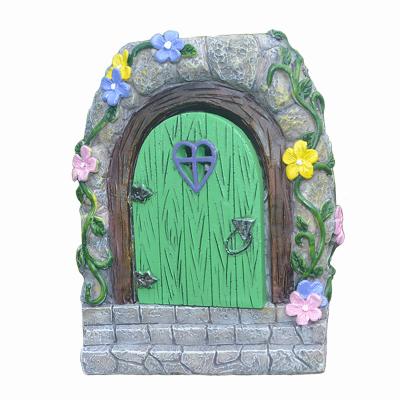 China New arrival custom wholesale solar resin fairy garden gate for outdoor garden decoration resin craft for sale