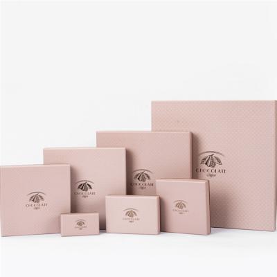 China Custom Recycled Materials Cardboard Wedding Favor Luxury Paper Grids Packaging Gift Candy Candy Strawberry Food Grade Chocolate Packaging Box for sale