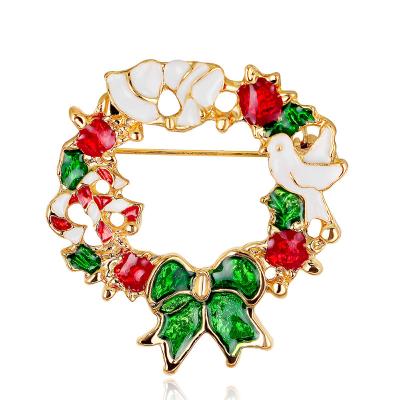 China Custom Designer ALLOY Zinc Alloy Gold Plated Crystal Enamel Christmas Theme Christmas Wreath Brooch Pin For Men Women Kids for sale