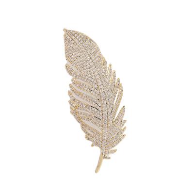 China New fashionable micro brass feather sweater zirconium feather simple design brooches for sale