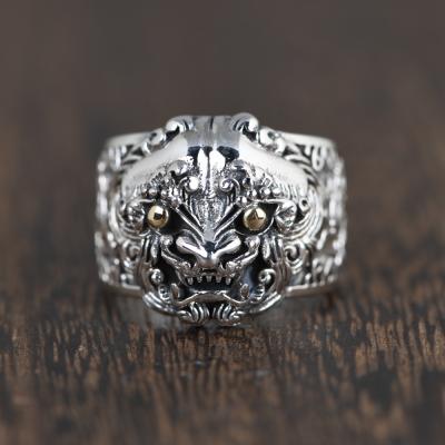 China Vintage Wholesale 925 Sterling Silver Vintage Carved Patterns With Gold Animal Eye Rings For Men And Women for sale