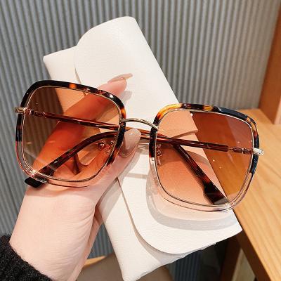 China Women's Sunglasses Green Frame Fashion Retro Gradient Sunglasses Stylish Gradient 2022 New UV Fashion Transparent Oversized Alloy for sale