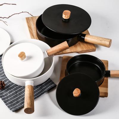 China Sustainable Custom Heat Resistant Nordic White Black Ceramic Mold With Wooden Handle for sale