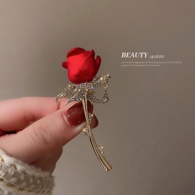 China Fashionable Elegant Brooches Lily Rose Flower Red Gold Jewelry Retro Rose Korean Brooches Women Vintage for sale