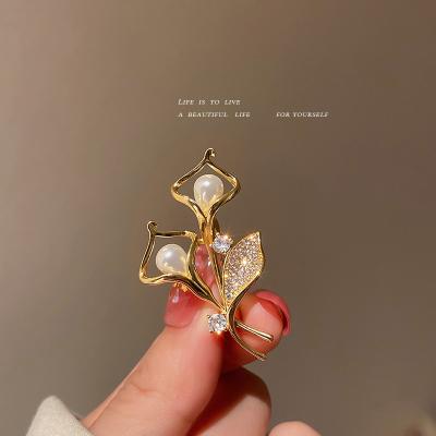 China Stylish High Quality Gold Plated Zirconia Korea Elegant Brooch For Women Flower Pearl Ladies Brooches for sale