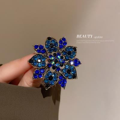 China Rhinstone Bling Vintage Retro Flower Elegant Elegant Brooches Women's Jewelry Fashion Brooches for sale