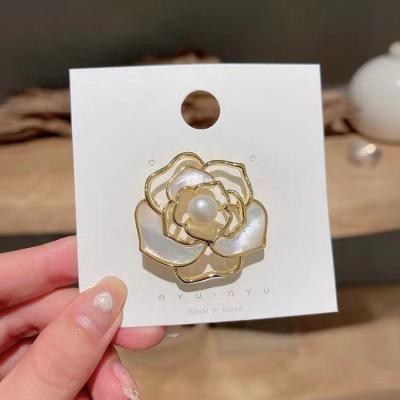 China Classic Women Flower Mother Shape Brooch Metal Broaches Shell Jewelry Women Brooches Flower for sale