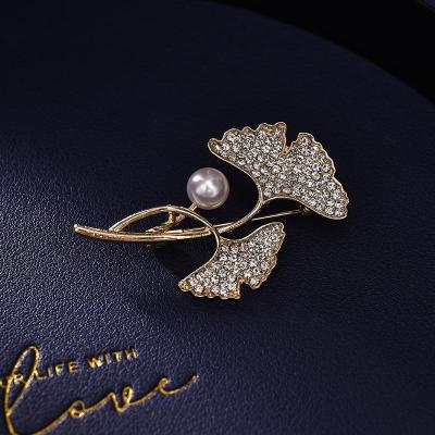 China Classic Custom Made Saree Cubic Zirconia Leaf Jewelry Brooch Pins Women Bulk Hijab for sale