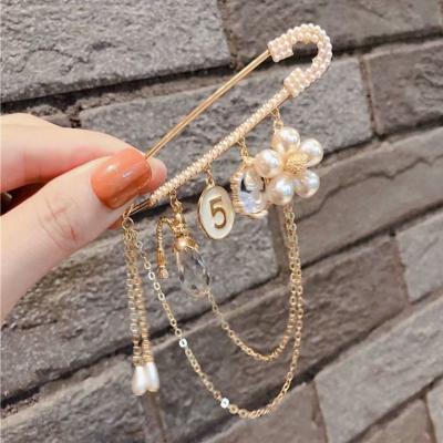 China Luxury Brooch Pin For Women Brooches CC Fashionable Jewelry Accessori Crochet Tassel Brooch Wholesale Pearl for sale