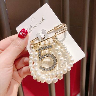 China Wholesale bulk cc brooch fashion brooches luxury brooches cc pearl women elegant jewelry 5 tassel chain brooch for sale