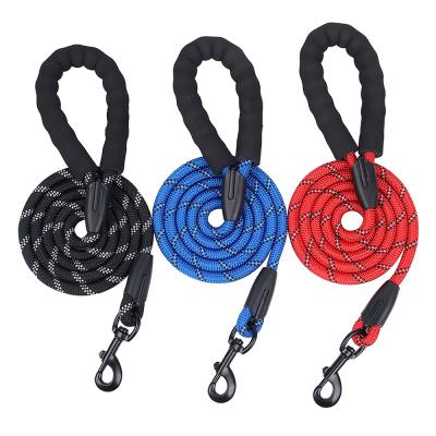 中国 Pet Reflective Nylon Leash Explosion-Proof Flush Dog 1.5M Round Rope Foam Handle 販売のため