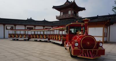 China Elektrische Ongebaande Trein Twee van het SightseeingsPretpark Vervoer 42 Zetels Te koop