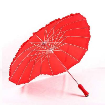 China Chinese Fashion Heart Shape Hanging Red Wedding Use Manual 16 Panel Umbrella for sale