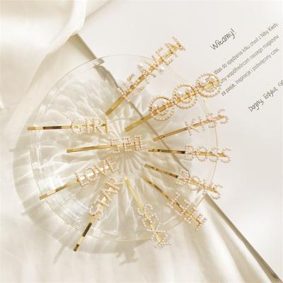 China Trendy Korean Gold Letter Hair Jewelry Pearl Hair Clip Fashion White Pearl Girl Hairpin for sale