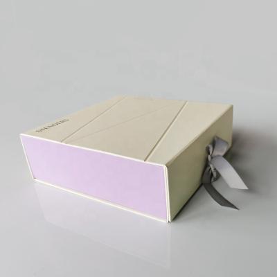 China Accept Custom Luxury Cardboard Magnetic Buckle Clamshell Gift Packaging Box for sale