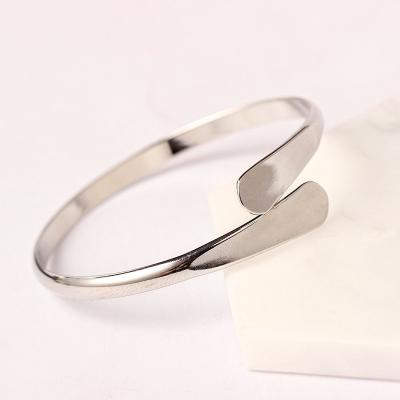 China Junjiang ZB0038 brass 22kgold/silver/black bracelets 22k gold metal simple bracelet women high quality handmade bracelet for sale