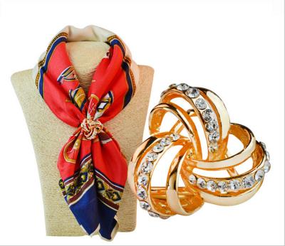 China Best Selling Rhinestone Magnet Scarf Clip Wholesale Fashion Metal Gold Plated Rhinestone Flower Magnet Scarf Clip for sale