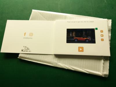 中国 スマートなボタン、無光沢のラミネーション色カバーが付いているHdスクリーンLcdのビデオ小冊子 販売のため