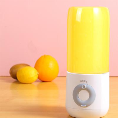 China Portable USB Rechargeable Cordless Juicer Juicer Bottle Juicer Easy Handling Portable Plastic Blender for sale