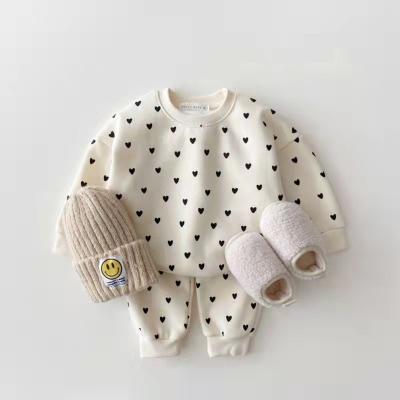 China Girls Washable High Quality Design Kids Winter Casual Set Cotton Sweatshirt Heart Shaped Print Two Piece Sets for sale