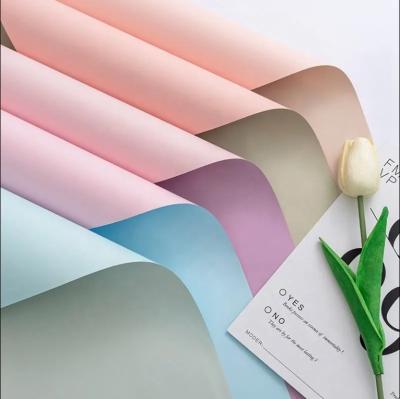 China Fresh Flower Wrapping Paper Waterproof Pearl Paper 58CM * 58CM Customized 35X58X0.2 cm for sale