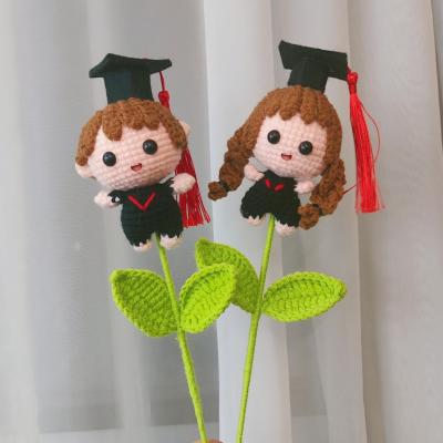 China Handgemaakte gehaakte eindproducten, diploma-seizoen-artshoed, bloemenboeketten met jongens, meisjes en diermotieven, bloemenboeketten van schoolwol, gebreid en gehakkeld Te koop