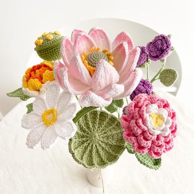 China Bouquet de flores artificiales hechas a mano con flores de loto y peonía, un ornamento de escritorio en casa, flor eterna, flor de punto en venta
