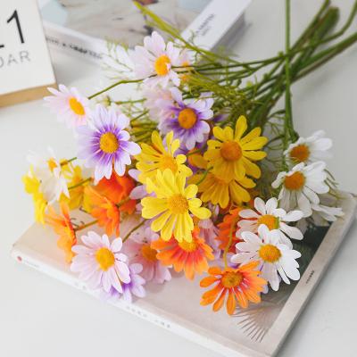 China Simulated flower chamomile decoration, fake flower mall living room decoration, flower bouquet, plastic dried flower table decoration, small daisy for sale