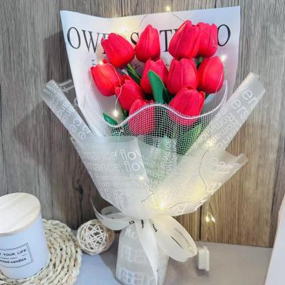 Chine Bouquet de fleurs artificielles de roses de Noël et de tulipes confession cadeau d'anniversaire fabricant de cadeaux de bouquet en gros à vendre