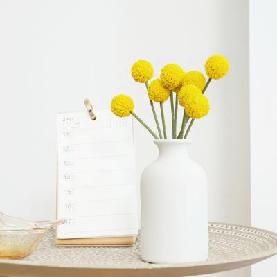 Chine Des fleurs simulées avec une sensation haut de gamme et réaliste, accompagnées de boules d'or, de matériaux floraux doux pour la décoration de l'hôtel, de bouquets de fleurs bricolage à vendre à travers les frontières, et de fausses fleurs à vendre