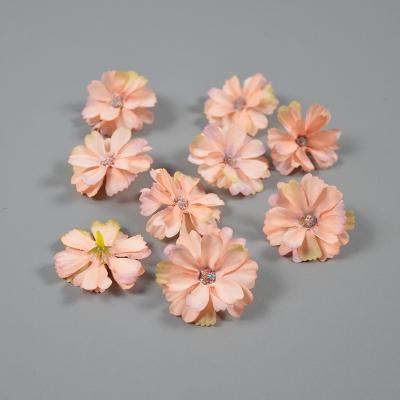 Chine Boîte cadeau de fleurs en langage d'étoile simulé Accessoires de boîte à fleurs Tête de fleur de marguerite Matériau fait à la main Accessoires pour cheveux Support de jupe Fleurs décoratives à vendre
