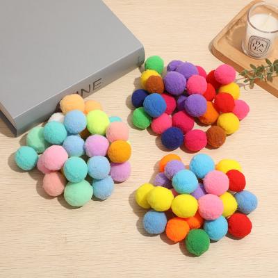 Chine 10mm 15mm a coloré le métier de couture fait main pelucheux de Pom Pom Balls DIY à vendre