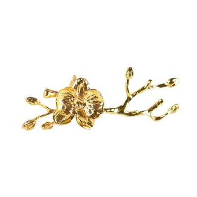 China Viable Gold and Plum Blossom Design Table Decoration Metal Sliver Plated Napkin Ring for sale