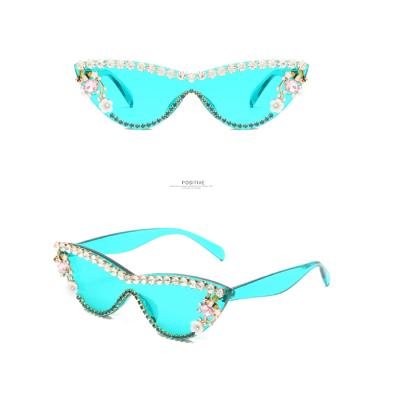 China Fashion sunglasses 2021 NEW FASHION hot popular women's luxury rhinestone dots cat eye sunglasses for sale