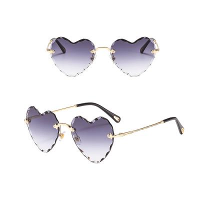 China Fashion sunglasses 2021 new fashion heart shape metal lady luxury sunglass for sale