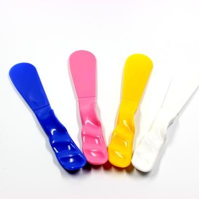 China Convenience Color Plastic Material Mixing Spatula Dental Medical Material Primary Scraper en venta