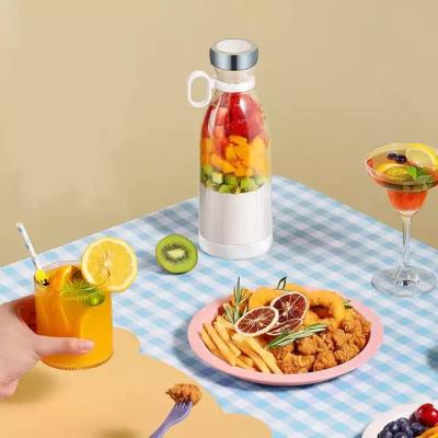 China Juice Bottle Usb Charge Mini Fruit Smoothie Handheld Fresh Blender Personal Portable Juicer Cordless Blender Easy Handling for sale