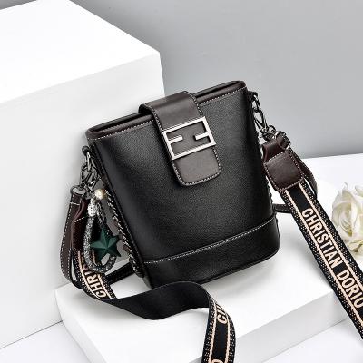 China Bag 2019 leisure female urban bucket bag 2020 spring and summer new nsa bag trend small wild wide-band simple shoulder messenger for sale