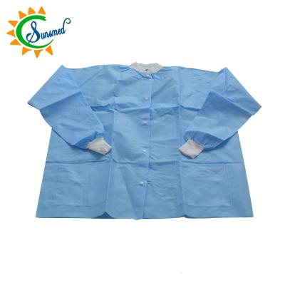 China Economical Disposable Nonwoven Medical Lab Coat Jacket White Lab Coat Te koop