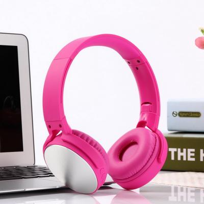 China Wireless over-ear headphones come with a built-in microphone, are foldable and lightweight, perfect for your daily adventures for sale