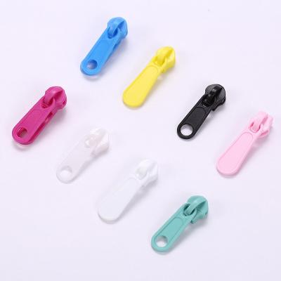 China Other Factory Direct Supply Non Locking Plastic Zipper 5 Pulls Decorative for sale