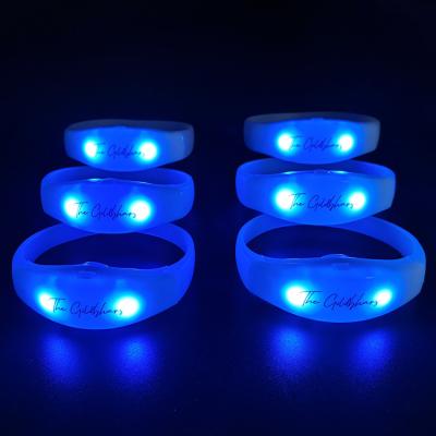 China Radio Control Radio Controlled LED Wristband 8 Zone Control LED Flashing Custom Remote Control LED Wristband for sale