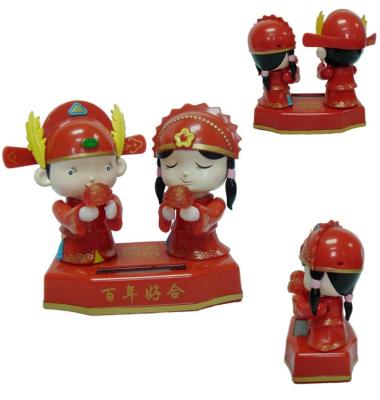 China Eco-Friendly ABS Wedding Figure Moving Cartoon Solar Couples Miniature Toy Decoration for sale