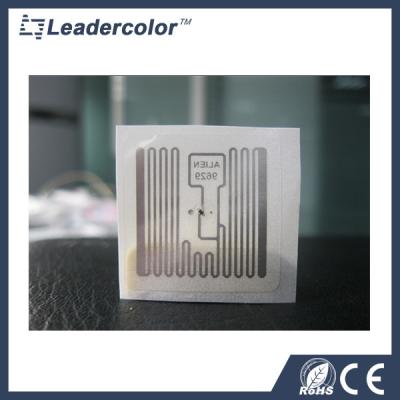 China Las etiquetas adaptables de la frecuencia ultraelevada RFID de la impresión y de la codificación, 9629 etiquetas elegantes de Rfid de la cara blanca ruedan en venta