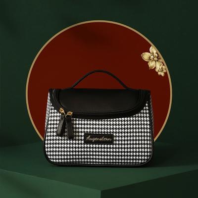 China New Curved Fashion Custom Houndstooth Make Up Bag Portable Travel Toiletry Bag PU Curved Cosmetic Bag for sale