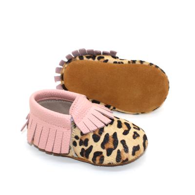 China Anti-slippery soft sole leather baby sports shoes leopard print toddler unisex moccasins for sale