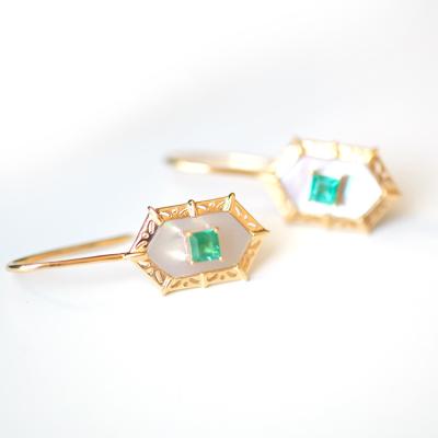 China Cute Princess Cut Emerald Earrings With Mother Of Pearl 14K Yellow Gold for sale